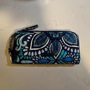 NWT Vera Bradley Blue Island Medallion Accordion wallet
